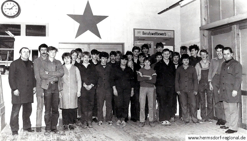 Lehrlinge und Ausbilder 1984 im alten Bankraum